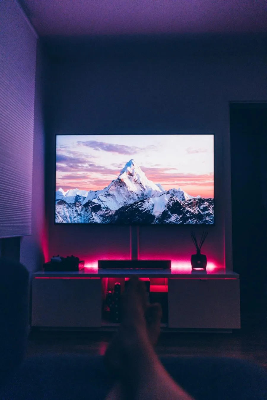 Oturma odasında 4K IPTV görüntüsü gösteren televizyon